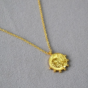 Collier rétro français avec pendentif pièce ange dorée et perles de turquoise en couches
