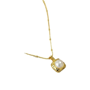 Collier vintage français en laiton doré avec pendentif carré et perle d'eau douce