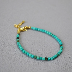 Bracciale di perle di turchese naturale sfaccettato con chiusura e catena in ottone dorato