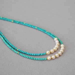 Détail macro du collier double rang avec perles de turquoise et perles d'eau douce