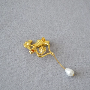 Broche lotus raffinée en laiton plaqué or avec perles et émail de style chinois moderne