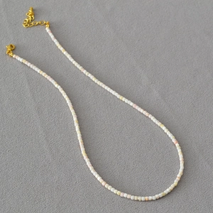 Détail du collier de perles en apatite naturelle et coquillage avec fermoir doré réglable
