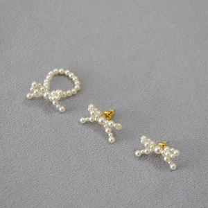 Elegante set di gioielli con perle e fiocco intrecciato, inclusi orecchini e anello