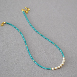 Détail du collier turquoise avec six perles d'eau douce naturelles et fermoir doré