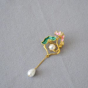 Broche lotus élégante en laiton doré avec feuille en émail et perle pendante