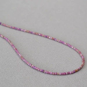Collier de perles fines en pierres précieuses roses taillées en apatite et mica