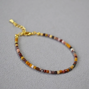 Dettaglio del bracciale di perline in pietra naturale quadrata con chiusura dorata regolabile