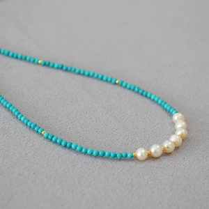 Collier style vintage français avec perles de turquoise et perles d'eau douce dorées