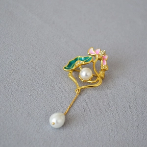 Broche lotus dorée avec émail rose et vert, ornée de perles et de cristaux brillants