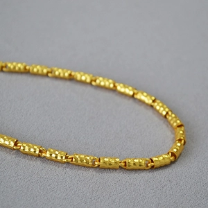 Collana a maglie cilindriche placcata oro martellato con finitura testurizzata da donna