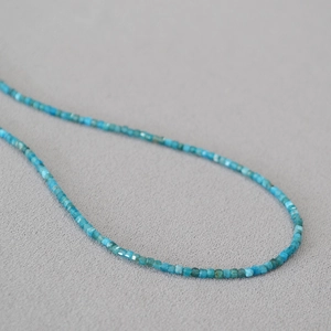 Collier de perles en apatite bleue facettée au design rétro minimaliste de cube de sucre