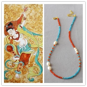 Détail du collier de perles en agate orange et perles inspiré des peintures de Dunhuang