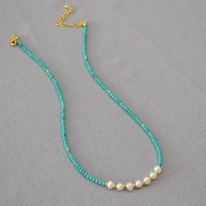 Détail du collier vintage avec perles turquoise, perles d'eau douce et fermoir doré