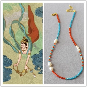 Détail du collier en perles d'eau douce et agate avec illustration style Dunhuang