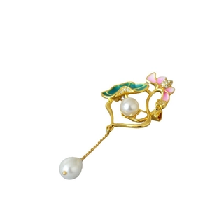 Broche lotus en laiton doré avec pétales en émail et perles blanches de style chinois