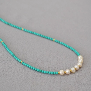 Collier style vintage français avec perles de turquoise et perles d'eau douce sur tissu