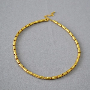 Collana placcata in oro con maglie cilindriche martellate e chiusura a moschettone regolabile