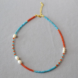 Détail du collier avec perles d'agate rouge, apatite bleue et perles d'eau douce