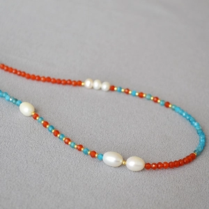 Détail du collier de perles en agate rouge, apatite bleue et perles d'eau douce