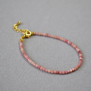 Bracciale di pietre naturali rosa con perline quadrate e chiusura dorata regolabile