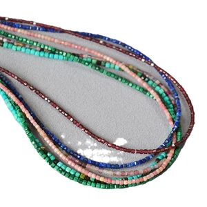 Mehrlagige Halskette mit minimalistischen 2mm quadratisch geschnittenen bunten Natursteinen