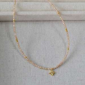 Collier élégant en perles de zircon champagne avec un pendentif étoile dorée fine