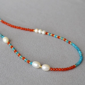 Collier ethnique avec perles d'eau douce, agate rouge et pierres d'apatite bleue
