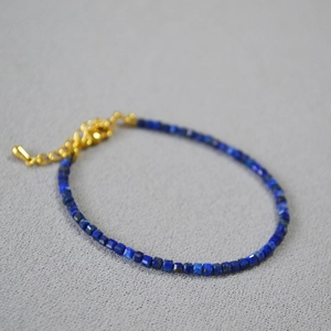 Dettaglio dei grani sfaccettati in pietra naturale blu con chiusura dorata