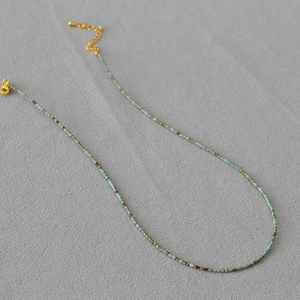 Collier vintage en perles turquoise avec détail mauvais œil et chaîne d'extension dorée