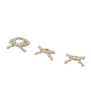 Elegante set di orecchini e anello con fiocco di perle su sfondo bianco minimalista