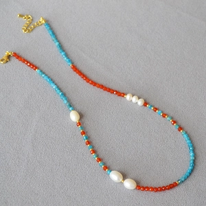 Collier bohème perlé avec cornaline orange, apatite bleue et perles d'eau douce bio