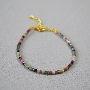 Dettaglio del bracciale di pietre naturali sfaccettate colorate con chiusura a moschettone