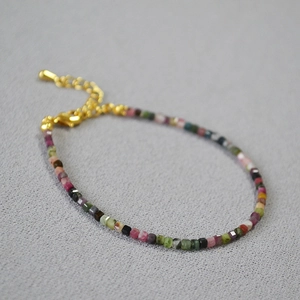 Dettaglio del bracciale con perline quadrate di tormalina multicolore e chiusura dorata