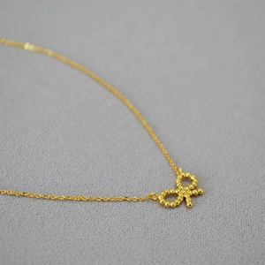 Collier chic plaqué or avec pendentif nœud texturé et chaîne fine pour femme