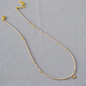 Collier élégant en perles champagne avec pendentif étoile dorée et chaîne réglable