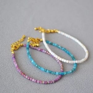 Lot de trois colliers rétro en perles de pierres naturelles carrées et fermoir plaqué or