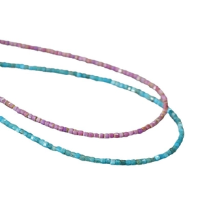 Collier artisanal en perles d'apatite facettées et pierres mauves aux tons bleu et violet