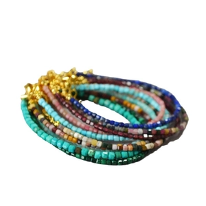 Bracciale boho a strati con perline di pietra naturale colorata e chiusura a moschettone