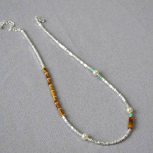 Detailaufnahme der Perlenkette mit Tigerauge Steinen und silbernen碎银子 Elementen