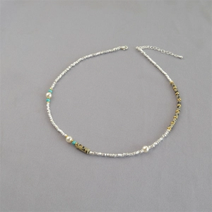 Collier artisanal perlé avec perles, pierres turquoise et accents argentés pour femme