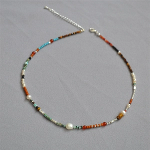 Collier de perles colorées de style bohème avec perles d'eau douce et fermoir mousqueton