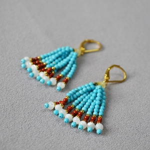 Boucles d'oreilles ethniques avec perles de turquoise et pompons au style rétro
