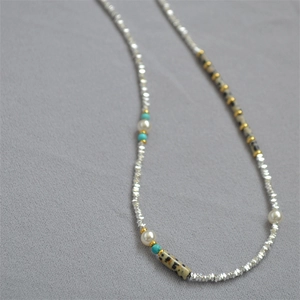 Collier artisanal perlé avec perles argentées, perles, turquoise et jaspe dalmatien