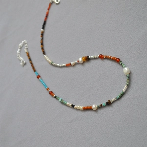 Détail du collier de perles colorées avec perles d'eau douce et fermoir argenté réglable