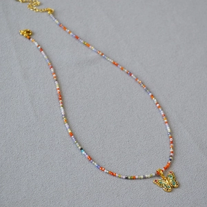 Collier de perles colorées fait main avec pendentif papillon en émail et fermoir doré
