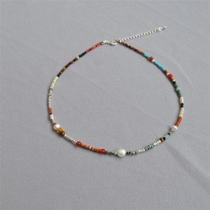 Collier de perles colorées fait main avec perles d'eau douce et fermoir réglable