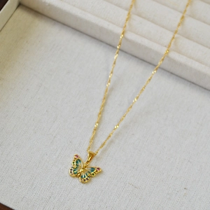 Collier papillon élégant en or avec émail bleu ciel et détails d'ailes en zircons colorés