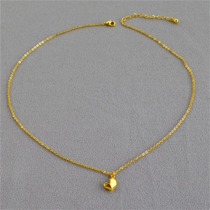 Collier minimaliste en or avec pendentif cœur facetté et petit zircon sur la chaîne