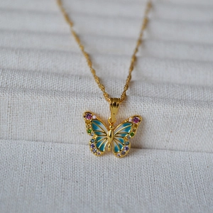 Collier papillon en émail fait main avec zircons colorés sur chaîne dorée