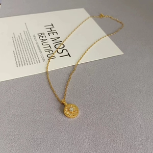 Halskette mit hohlem Blumenanhänger und Mondstein-Zentrum auf Goldkette